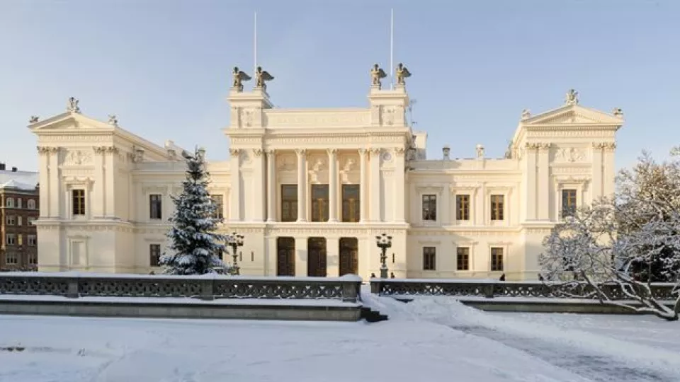 Bild på universitetshuset i snölandskap