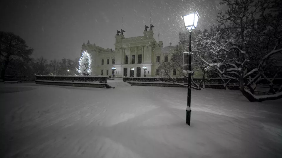 Bild på universitetshuset i snö