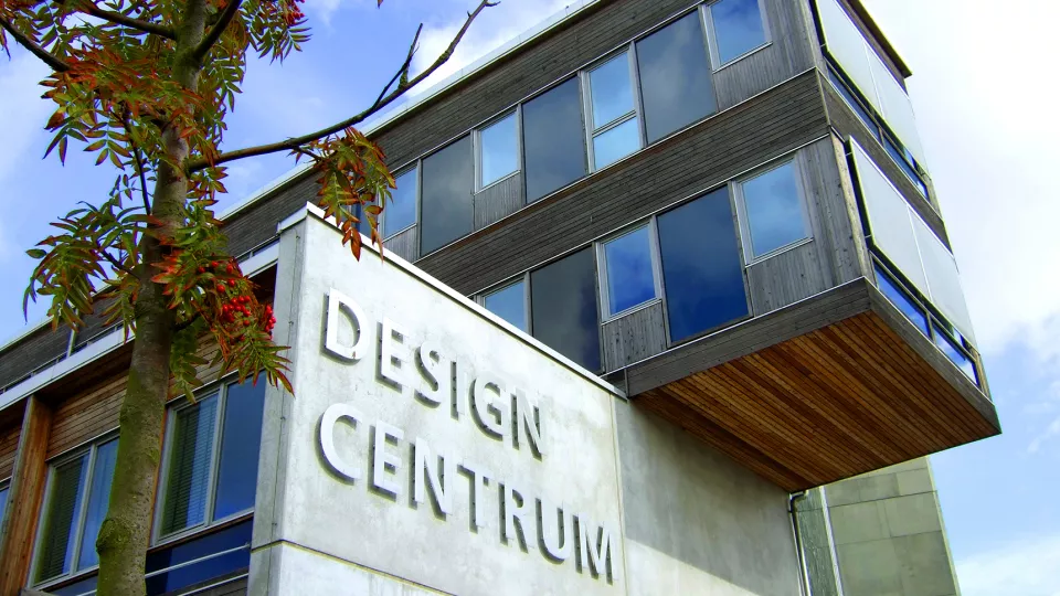 Byggnad där det på en betongmur står skrivet "Designcentrum". Foto