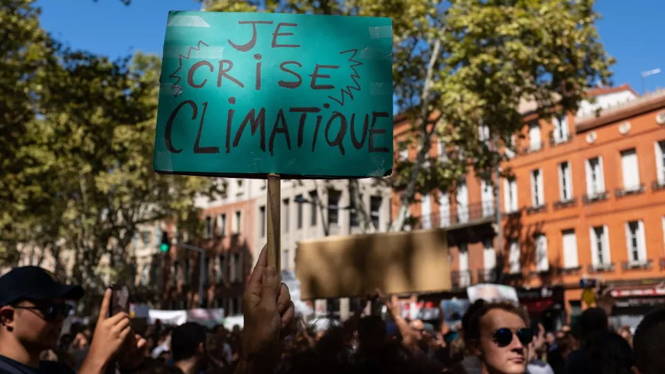 Foto på människor som protesterar mot klimatförändringarna.