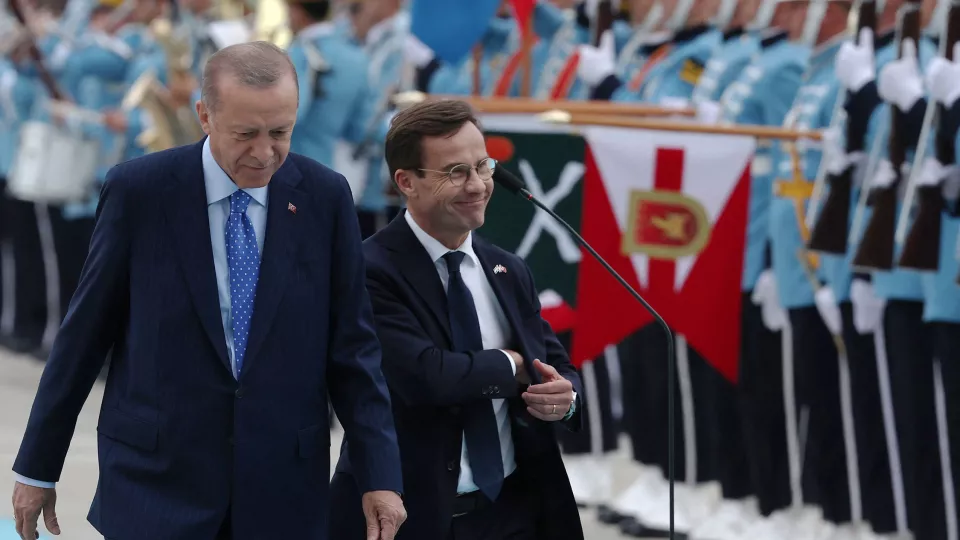 Turkiets president Recep Tayyip Erdogan och Sveriges statsminister Ulf Kristersson inspekterar en militär hedersvakt. Foto: Adem Altan/AFP.