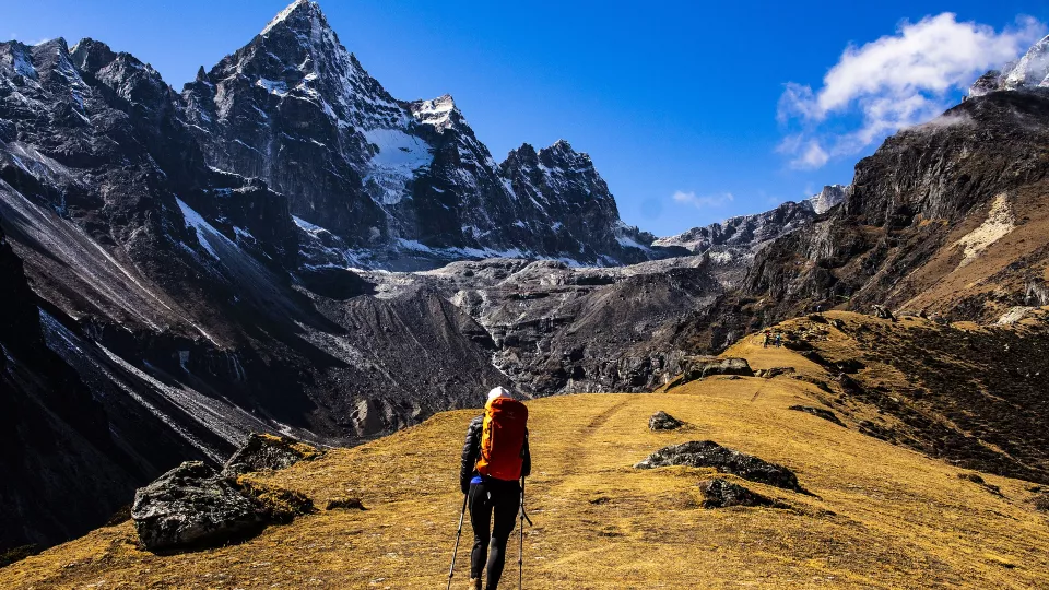 Personer som går i Himalaya. Bild: Pixabay.
