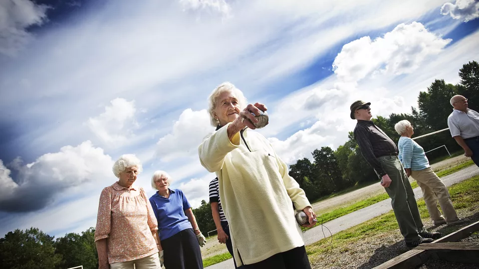 Pensionärer spelar boule. Foto: Yvonne Åsell/SvD/SCANPIX.