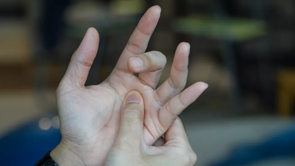 bild på en hand som smärtar. foto.