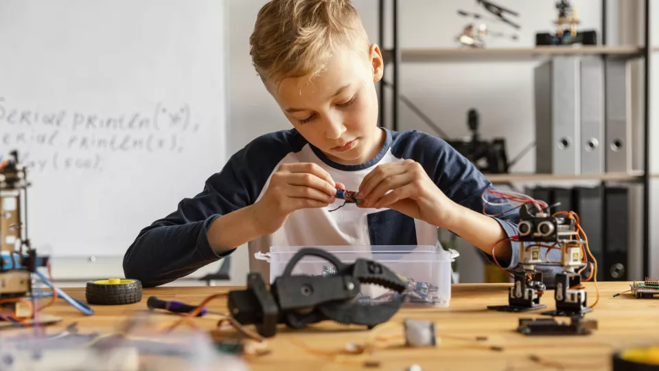 Barn som bygger en robot