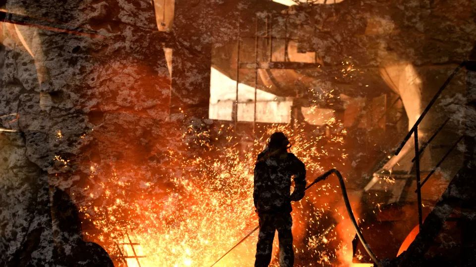 man som arbetar i järnindustrin. foto.