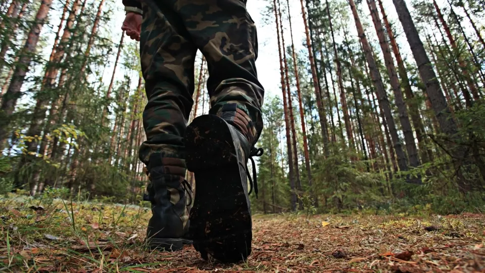 soldat i skogen. foto.