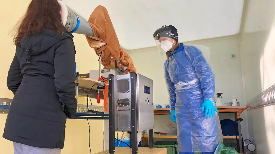 Covidvirus undersöks i mobilt laboratorium. Foto.