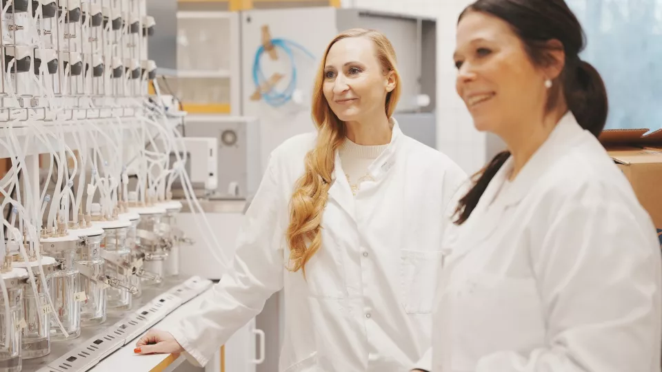 Frida Hållenius och Åsa Håkansson, här framför en så kallad tarmsimulator där födans färd genom tarmen kan studeras. Foto: Hilde Skar Olsen..