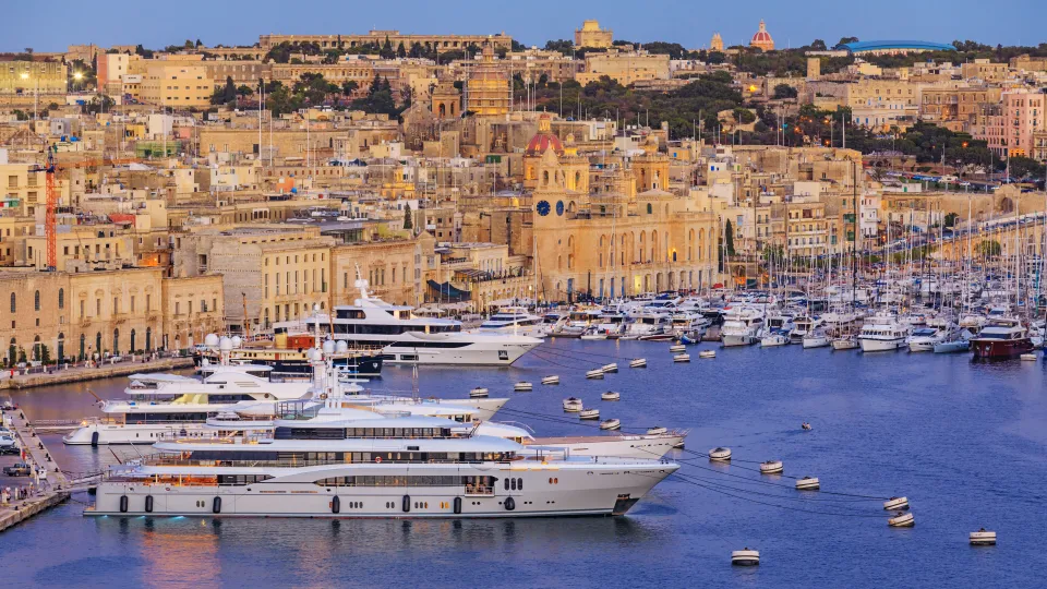 Yacht i Maltesisk hamn