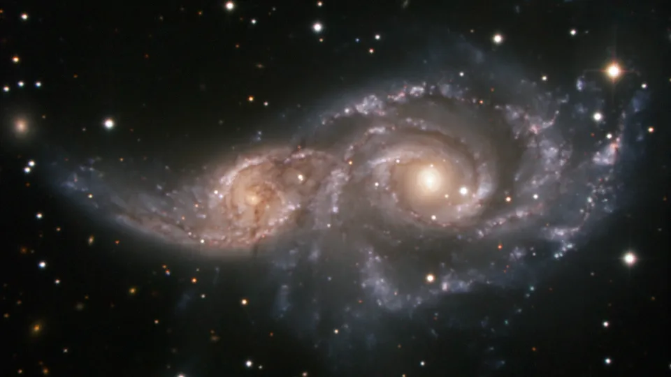 Bild på två galaxer som smälter samman.