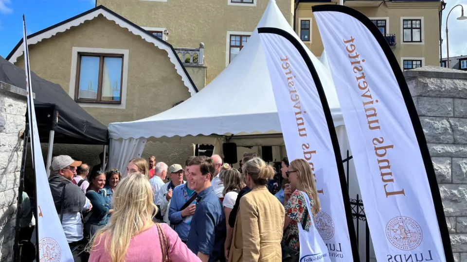 Foto. Folksamling vid Lunds universitets scen i Almedalen.