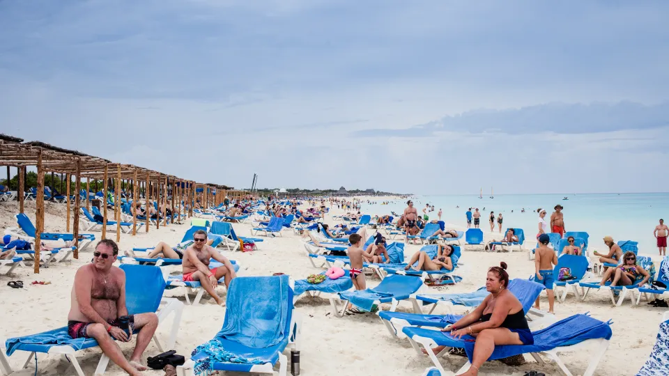 solande turister på en strand