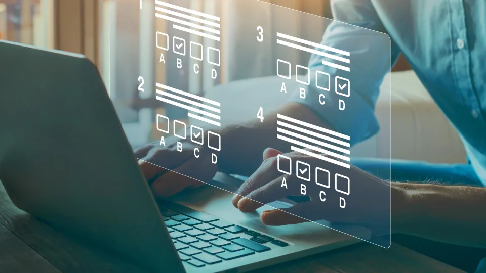 Illustration/fotografi av en person som genomför ett digitalt test. Foto: iStock