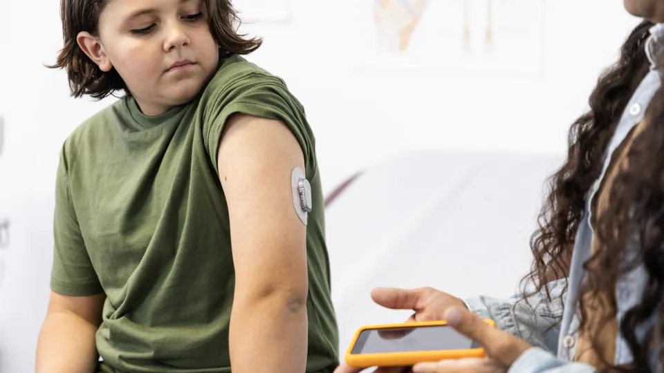Pojke med insulinpod på armen. Foto: iStock