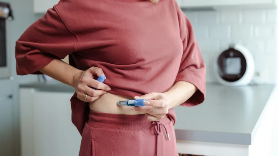 En kvinna tar insulinbehandling. Foto: iStock