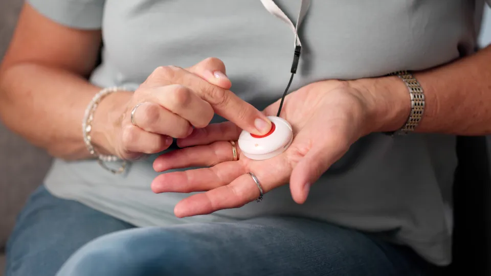 Äldre person med trygghetslarm. Foto: iStock