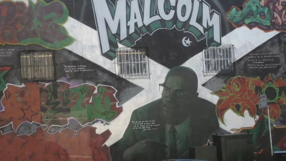 En muralmålning av Malcolm X. Foto Salim Virji/Flickr