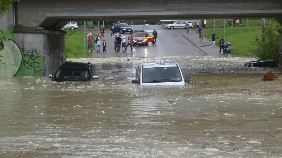 En bild på en viadukt med bilar som står i vatten