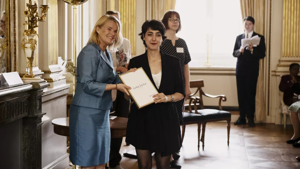 Bild på när Utrikeshandelsminister Ann Linde delar ut Global Swede-diplom till Salma Kikhia, masterstudent i folkhälsovetenskap vid Lunds universitet.