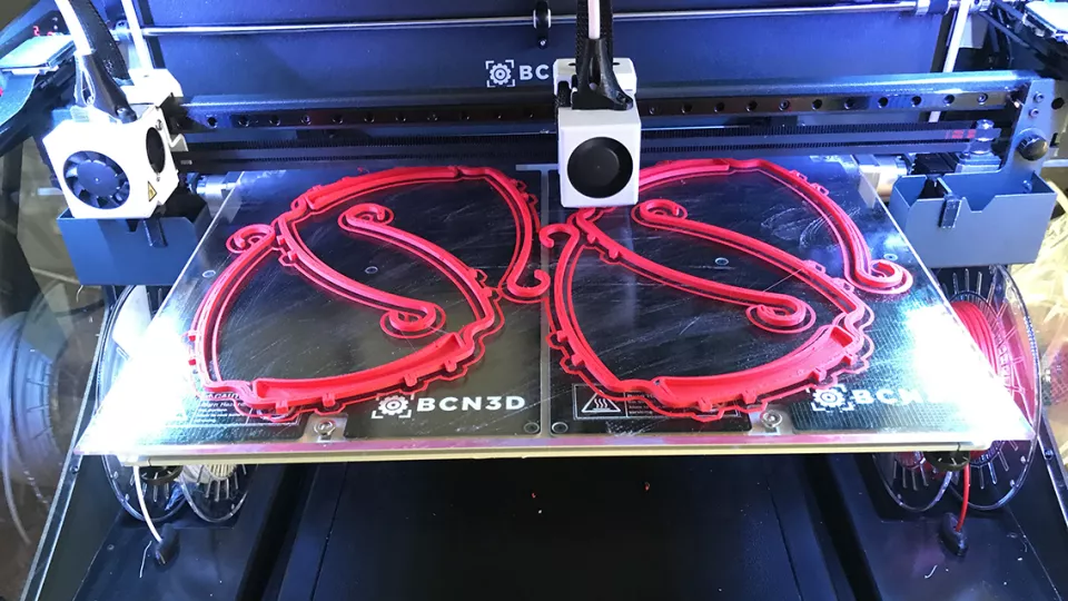 bild på Bågar till skyddsvisir som tillverkats i en 3D-skrivare. Bildkälla: SUS 3D-utskriftscenter 
