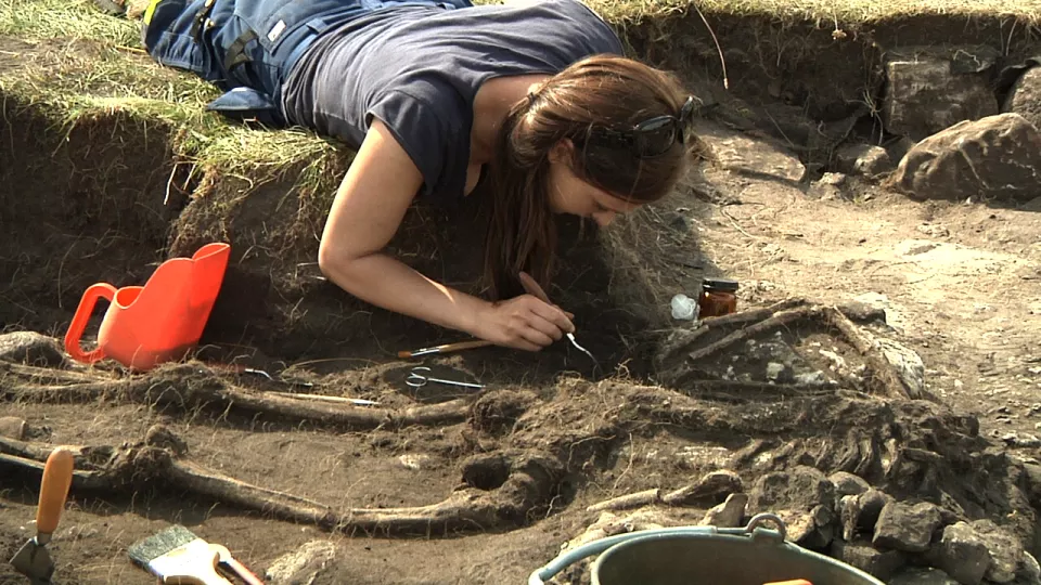 Helene Wilhelmson, doktorand i historisk osteologi, är en av dem som arbetar med utgrävningarna.