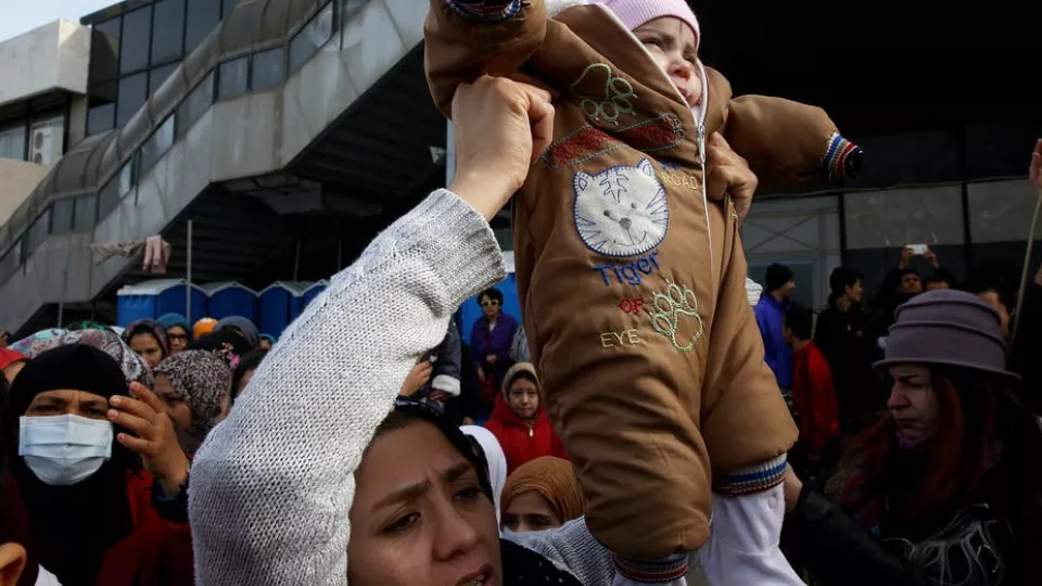Afghaner protesterar vid flyktinglägret i Aten i början av februari. 