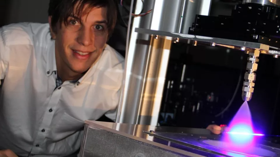 Edouard Berrocal i forskningslabbet där han utvecklar en laserteknik som ska utröna vad som händer i förbränningens innersta