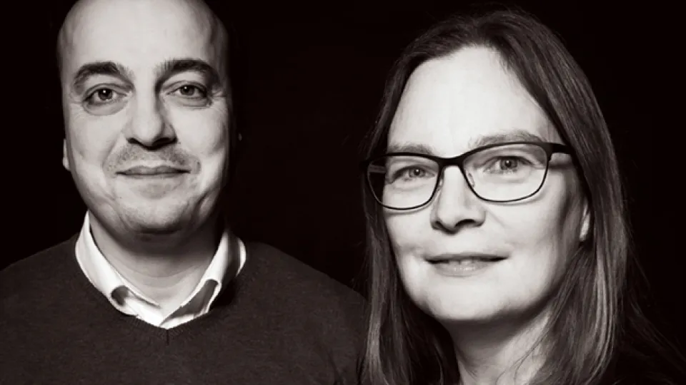 Porträtt med en man och en kvinna mot mörk bakgrund