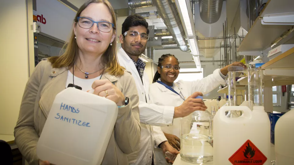 På bilden syns kemiprofessor Charlotta Turner samt doktoranderna Nitish Garg och Fiona Nermark. Bild: J. Joelsson