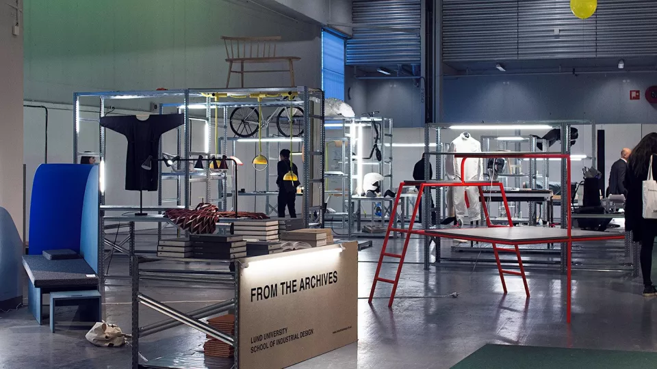 Industridesignskolan får 350 miljoner kronor från Ikea Foundation. Här en retrospektivutställning med axplock av nästan två decennier studentarbeten på Stockholm Design Week 2018. Fotograf Emilia Claesson.