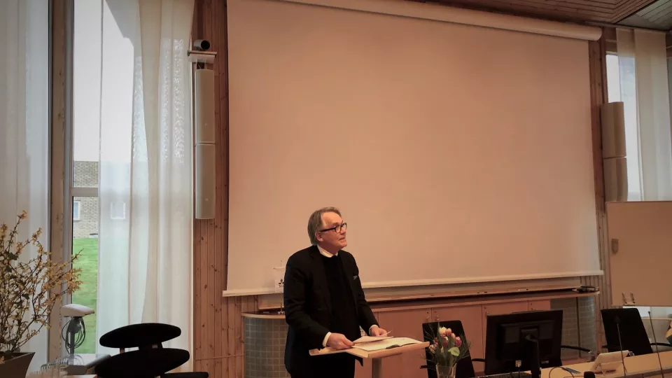 Rektor talar under en invigning.