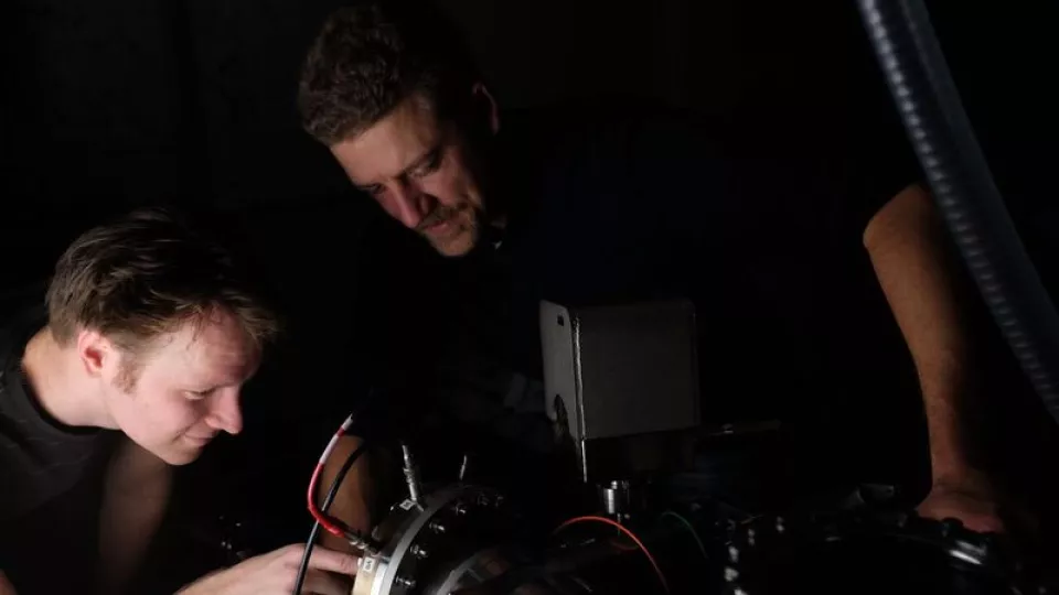 På spaning efter elektroner. Johan Mauritsson och Samuel Bengtsson i laserlabbet.