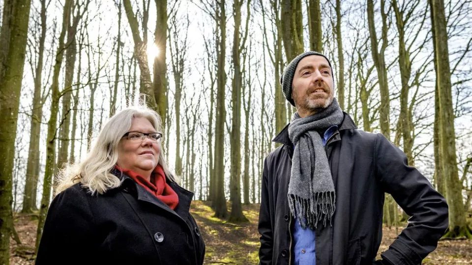 Två forskare i skogen