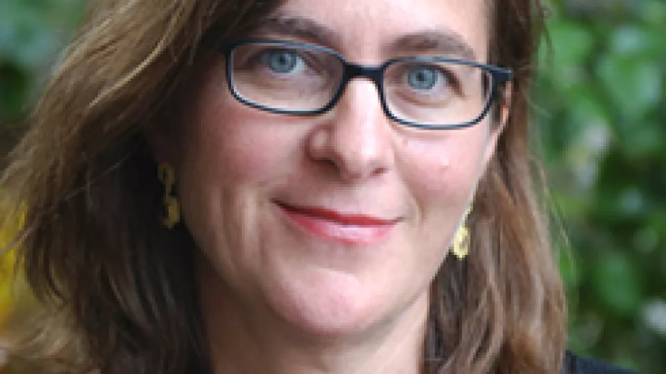 foto av kvinna med glasögon