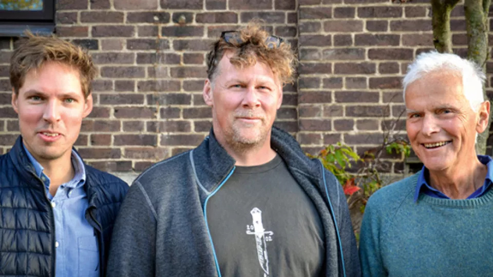 Porträtt med tre män utomhus