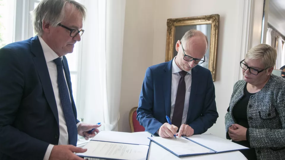 Lunds universitets rektor Torbjörn von Schantz och Australiens ambassadör Jonathan Kenna undertecknar överlämningen av kvarlevan efter en aboriginsk man till Australien. På bilden syns även Gunilla Carlecrantz från Externa relationer.