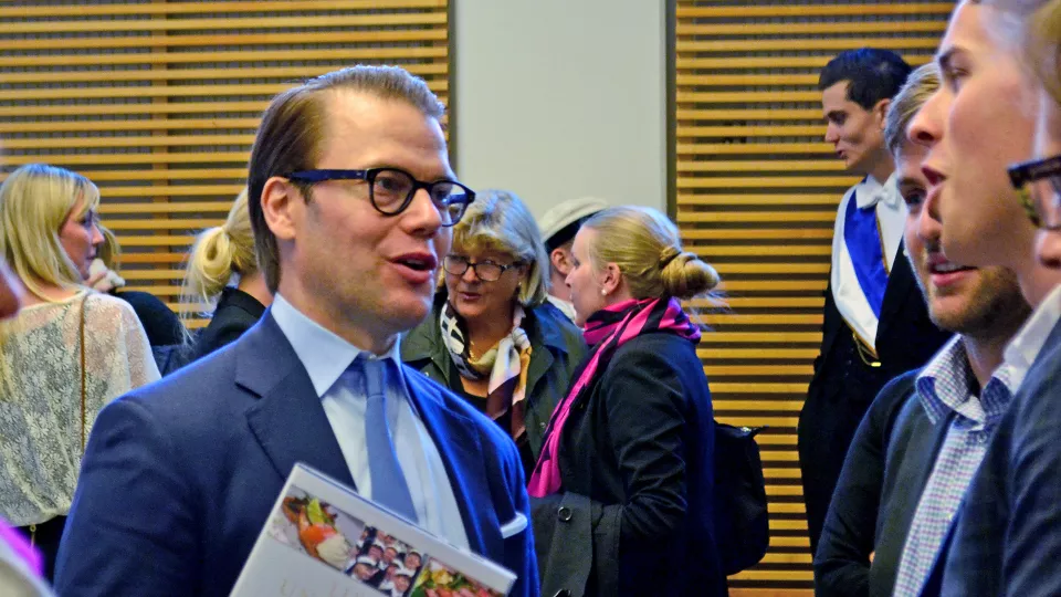 Prins Daniel i samtal med några studenter på EHL. Foto: Jonas Andersson