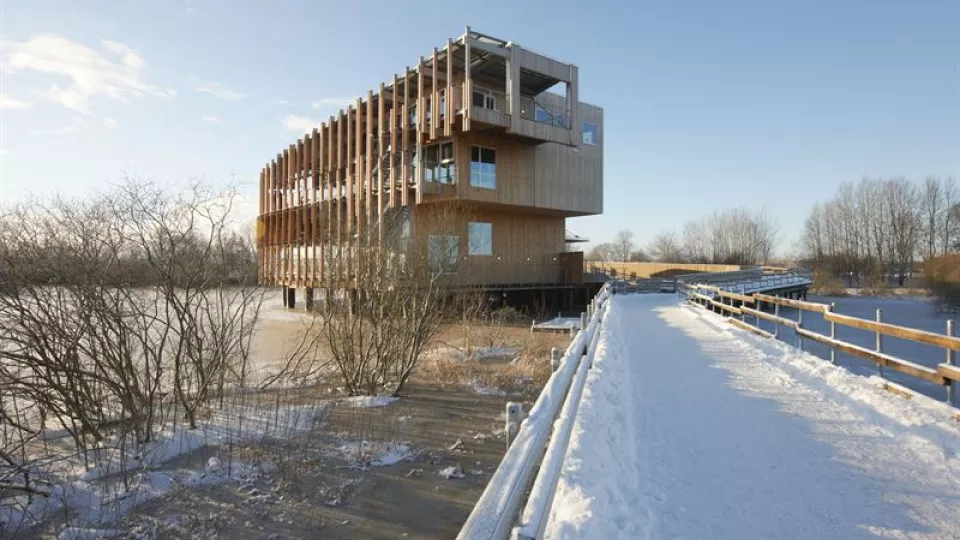 Naturrum vattenrike är en av de svenska byggnader som prisas för sin solenergilösning. I ett solcellerna integrerats i det semi-transparenta glastaket.