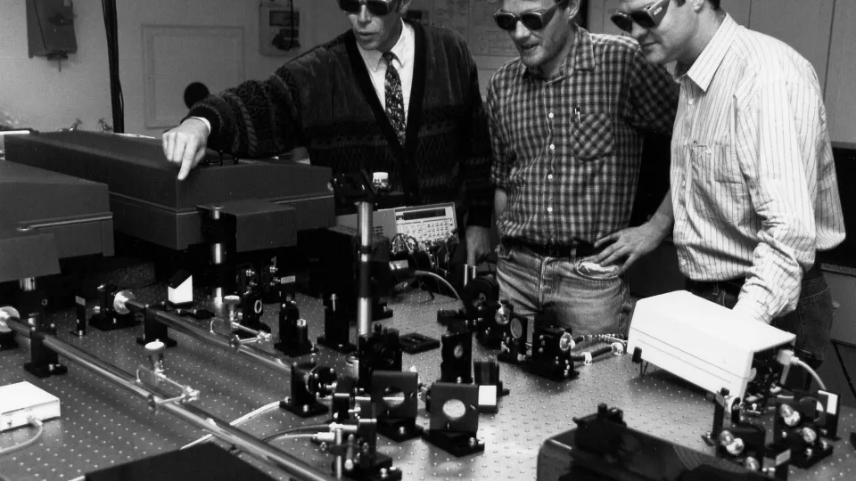 Från invigningen av Atomfysikavdelningens högeffektlaserfacilitet 1992. Sune Svanberg, Claes-Göran Wahlström och Anders Persson vid den så kallade terawatt-lasern, vars teknik bygger på metoden som Nobelprisbelönats 2018.