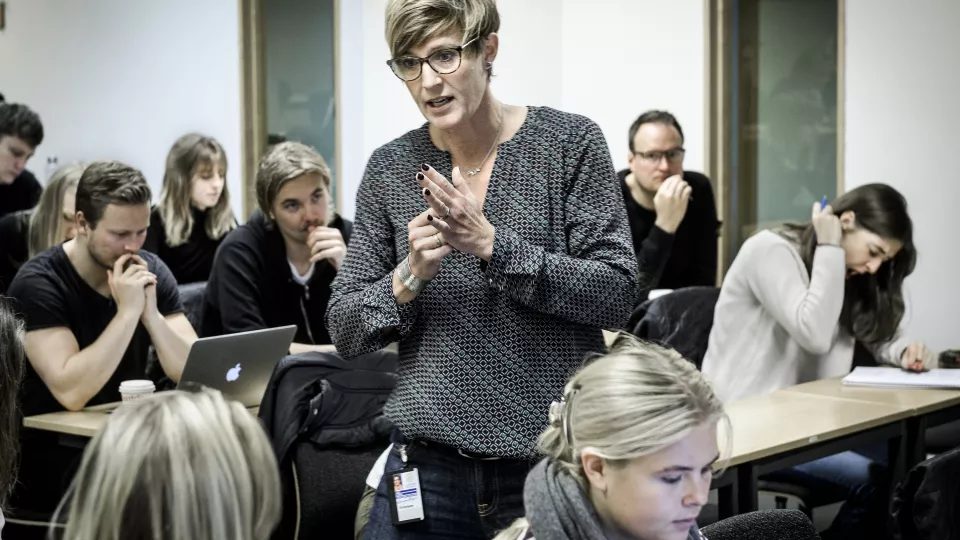 Helena Sandberg undervisar studenter om bland annat dold reklam i sociala medier. Foto: Kennet Ruona