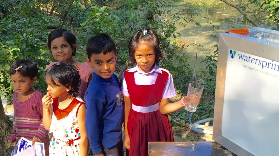 Barn dricker renat vatten på landsbygden i Bangladesh.