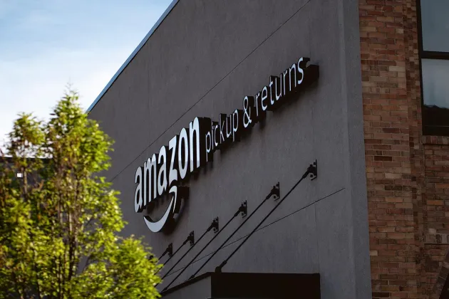 En byggnad som det står "Amazon, pickup and returns" på. Foto.