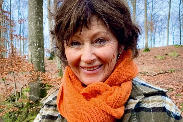 Porträtt av kvinna utomhus.