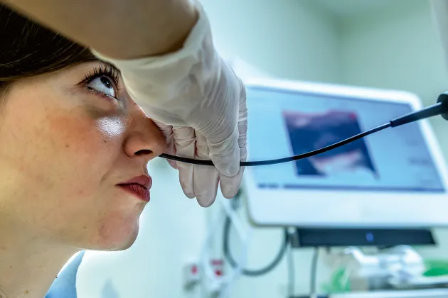 Närbild på person som har en slang i näsan.