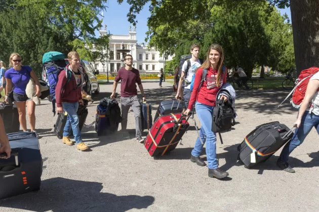 Studenter drar resväskor i Lundagård.