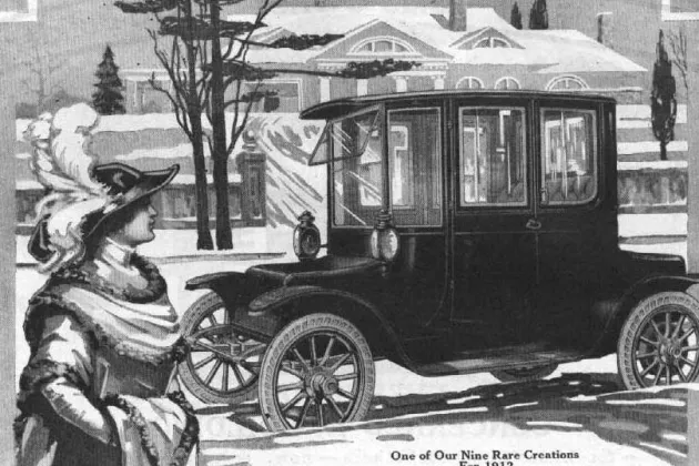 Gammal annons för elektrisk bil. En teckning där en snyggt klädd kvinna tittar på en bil. Texten: One of our rare creations for 1912.