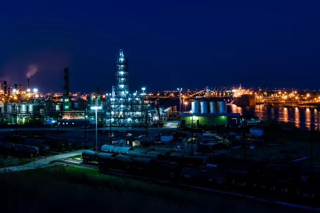 En bild av hamnen Arthur, Texas, USA. I bild syns byggnader, fabriker och havet. Bild: Pixabay.