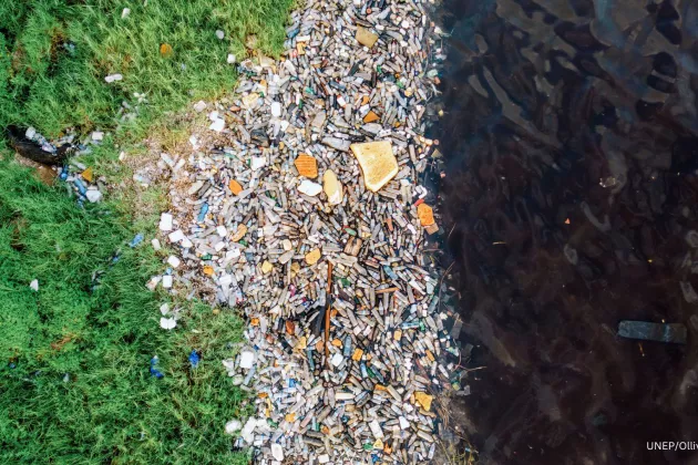 Flygbild på plast på en strand - från UNEP 