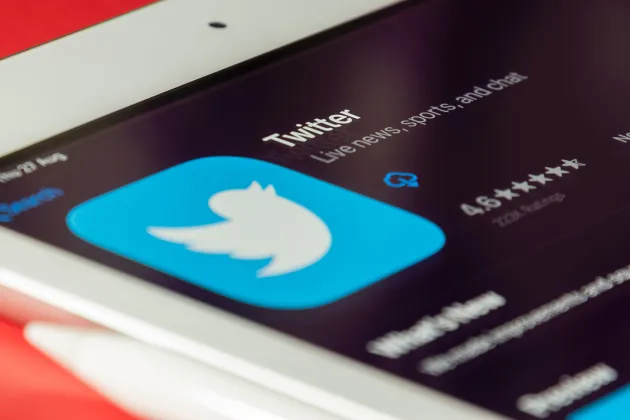 Foto på skärm med Twitters logotyp.